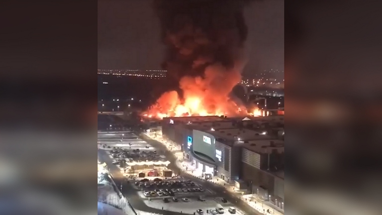 Cháy lớn bao trùm trung tâm mua sắm ở ngoại ô thủ đô Moscow của Nga
